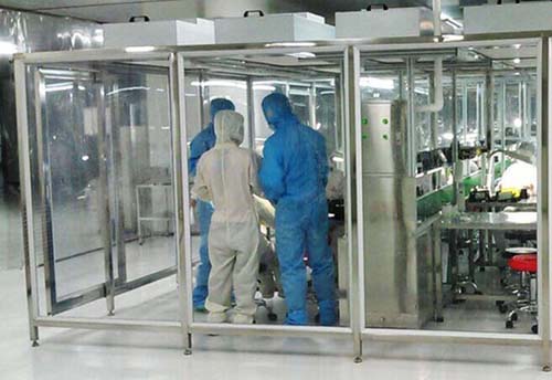 百級潔凈棚工作原理:風機從FFU頂部將空氣吸入,經初效過濾器,高效過濾器過濾,過濾后的潔凈空氣在整個出風面以0.45m/s±20%的風速勻速送出到潔凈棚內。