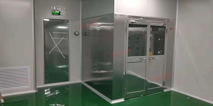 風淋室能夠對進入潔凈室的人員或物品進行高效的風淋，以去除表面塵埃和微生物，確保潔凈室的環境質量。