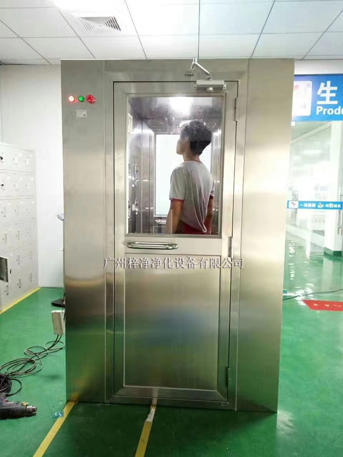 風淋室主要是人員或物品的表面除塵，常用于潔凈室的入口處。