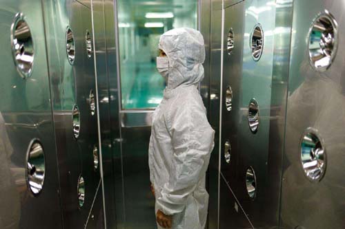 風淋室工作原理是通過高速氣流的沖擊，有效清除進入潔凈室的人員、物料表面攜帶的塵埃和污染物。